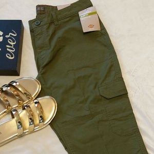 🌺Sale🌺 Dickie's Army Green Cargo Capri